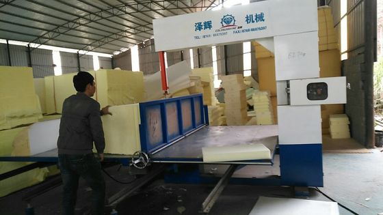 Elektryczna pionowa maszyna do cięcia pianki z sterowaniem PLC do obróbki EVA i EPE
